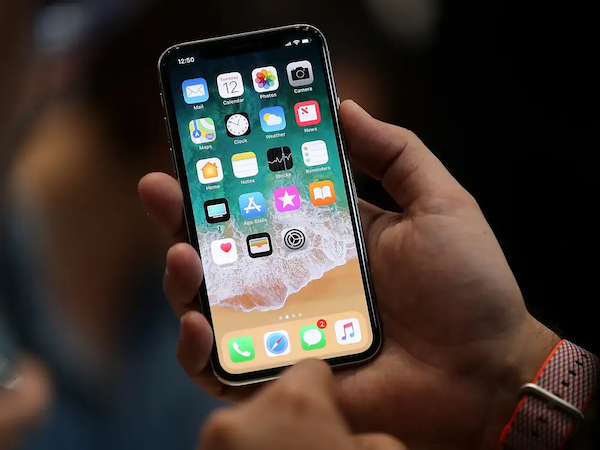 Màn hình OLED là gì đang là vấn đề được khá nhiều người dùng quan tâm tìm hiểu, có cấu tạo mỏng hơn nhưng mang lại hình ảnh sắc nét, rõ ràng